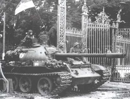 [ẢNH] Ít ai biết xe tăng húc đổ cổng Dinh Độc Lập không phải là vũ khí do Liên Xô sản xuất