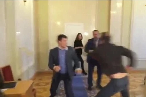 Nghị sỹ Ukraine đánh nhau trong phiên họp quốc hội