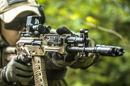 [ẢNH] AK-12 được "thửa riêng" cho Nga chưa kịp trang bị đã phải bán đi, ẩn tình xót xa?
