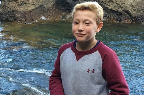 Cậu bé 11 tuổi treo cổ tự vẫn vì tin "trò đùa" bạn gái 13 tuổi qua đời