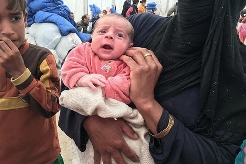 Thiếu nữ 17 tuổi "đẻ rơi" con ngay trên đường chạy trốn IS