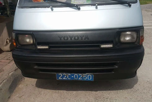 Phát hiện xe biển xanh chở gỗ lậu