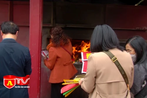 Cẩn trọng nguy cơ cháy từ thắp hương, thờ cúng
