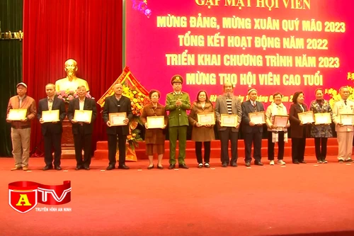 Câu lạc bộ sĩ quan hưu trí Công an Hà Nội gặp mặt hội viên đầu xuân