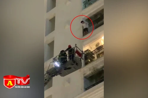 Cảnh sát giải cứu nam thanh niên định nhảy lầu tự tử