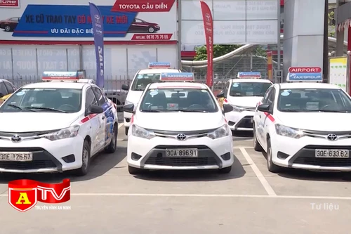 Kiến nghị gỡ biển cấm taxi trên một số tuyến phố