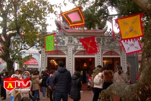 Phủ Tây Hồ đón lượng khách lớn mỗi ngày sau 2 năm đóng cửa