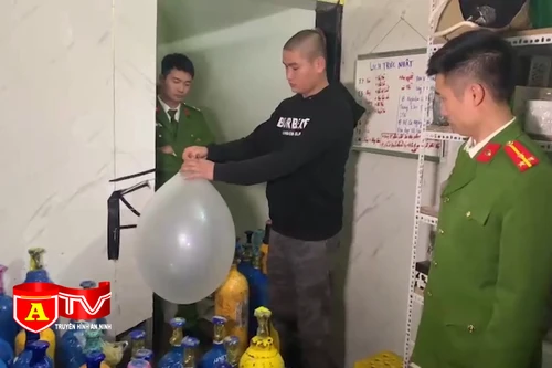 Triệt phá 'tổng kho' khí cười