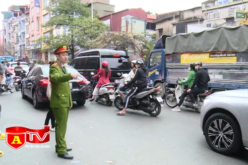 Tổ chức giao thông gầm cầu Vĩnh Tuy lộ diện bất cập