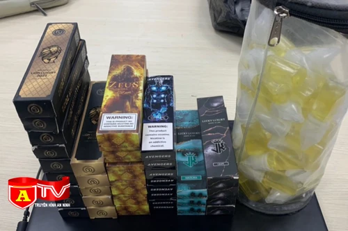 Bắt giữ 2 đối tượng tàng trữ trái phép chất ma tuý