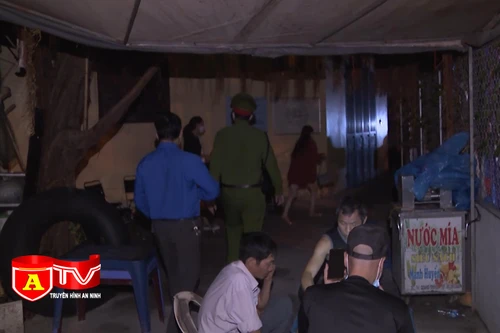 Tuần tra nhắc nhở hàng quán thực hiện nghiêm quy định phòng chống dịch bệnh