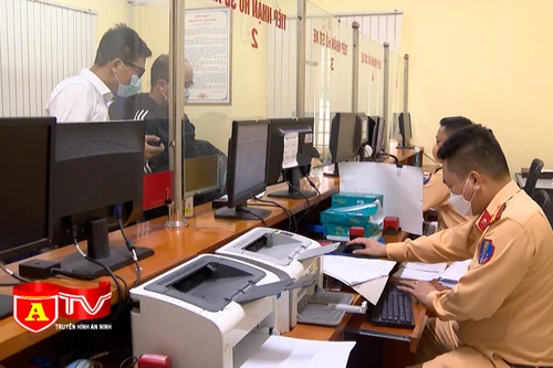 Sát hạn xử phạt, lái xe kinh doanh vận tải đổ xô đi đổi biển vàng 