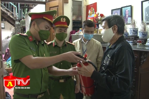 Trao tặng bình chữa cháy tại chỗ cho những hộ dân có hoàn cảnh khó khăn