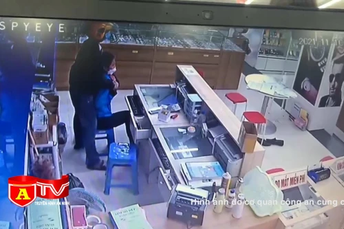 Dùng dao uy hiếp nhân viên cửa hàng điện thoại để cướp tài sản