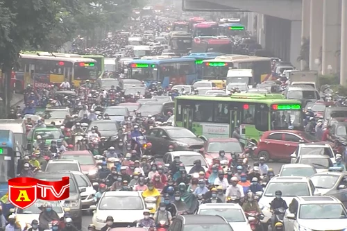 Từ văn hoá xếp hàng khi đi tàu, nghĩ về 'bức tranh' giao thông Hà Nội