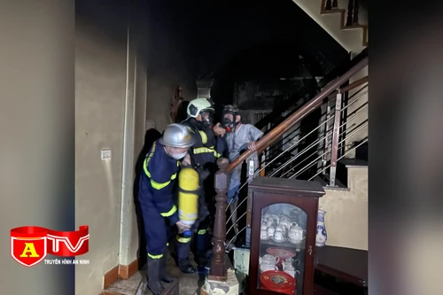 Giải cứu thành công 2 người bị nạn mắc kẹt ra khỏi đám cháy