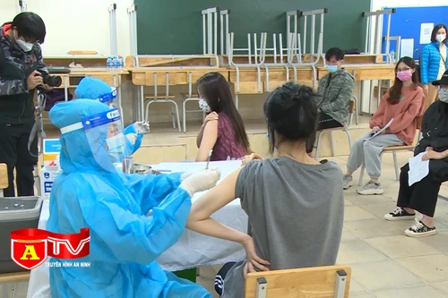 Học sinh Hà Nội mong được trở lại trường sau khi tiêm vaccine Covid- 19