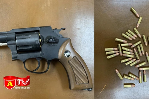 Bị thách thức rút súng nã đạn vào chân để cảnh cáo