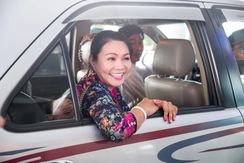 Ngọc Huyền rạng ngời hạnh phúc trong lần đầu tiên về nước biểu diễn