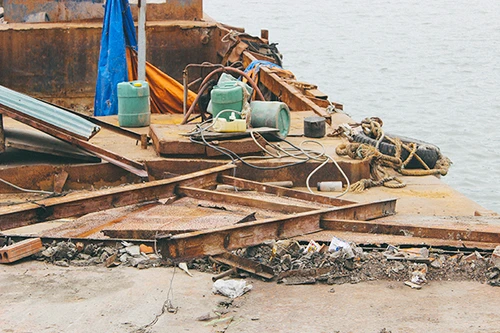 Hàng loạt tàu thuyền cũ nát bỏ hoang ở một góc hồ Tây