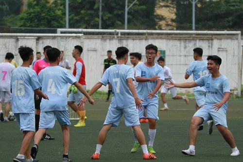 [ẢNH] Pha ăn mừng mang thương hiệu Ronaldo được tái hiện trên sân Tây Hồ