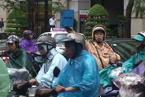 Lực lượng CSGT Hà Nội đảm bảo an toàn giao thông mùa mưa bão