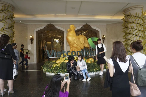 "Hiện thân" ngộ nghĩnh về "linh kê" trong mùa xuân Đinh Dậu