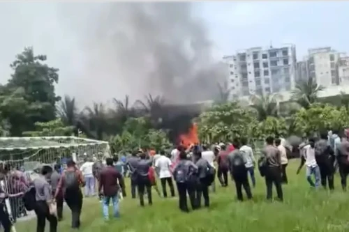 Máy bay quân sự Bangladesh rơi xuống trường học, 20 người thiệt mạng