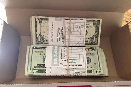 Đặt món gà rán, nhận được hộp tiền