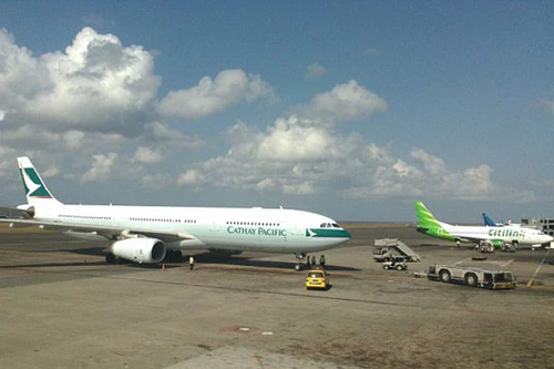 Máy bay hạ cánh khẩn cấp sau khi động cơ phát lửa