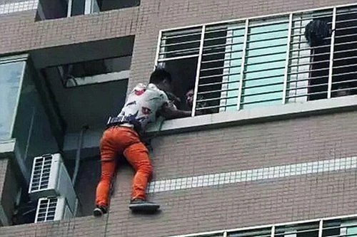 Trốn ngoài cửa sổ để tránh bị phát hiện ngoại tình