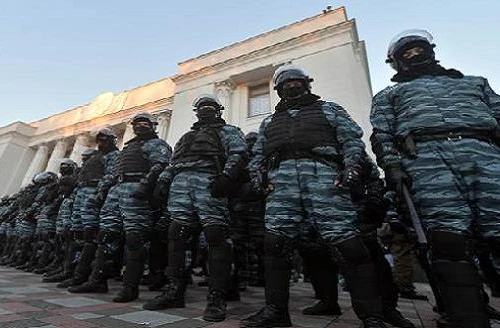 Dân quân và đặc nhiệm Berkut giải giáp quân đội Crimea