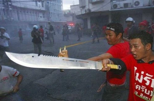 Ngừng phong tỏa Bangkok: “Võ sĩ áo vàng” có dấu hiệu đuối sức