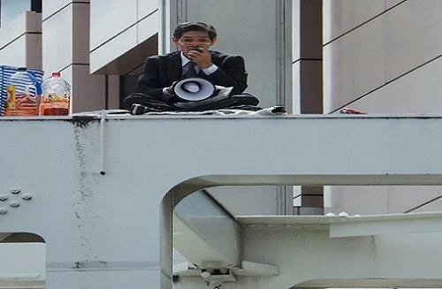 Tự thiêu ở Tokyo để phản đối chính sách phòng thủ tập thể 