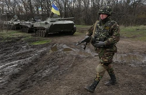 Kiev tiếp tục chiến dịch đặc biệt, triển khai 15.000 quân giáp biên giới Nga