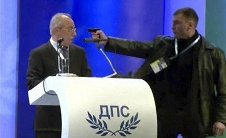 Chính khách già gạt phăng súng trên tay “sát thủ” trẻ