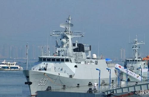 Trung Quốc lại tăng cường trái phép 1 tàu hộ vệ tên lửa đến Hoàng Sa