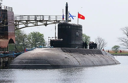 Việt Nam nhận tàu ngầm Kilo vào ngày kỷ niệm Cách mạng tháng 10 Nga