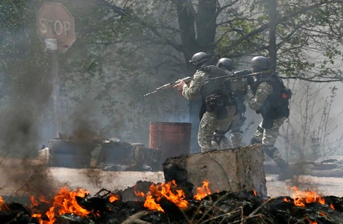 Ukraine tấn công dữ dội Slavyansk, chiến sự chính thức bắt đầu