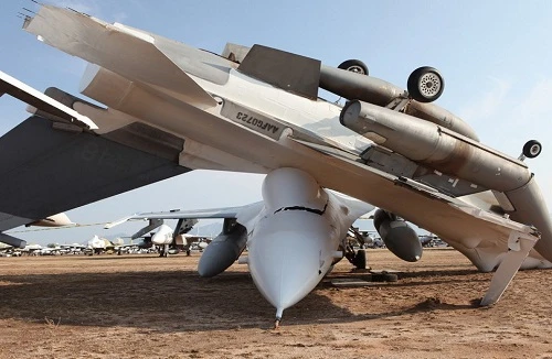 Tiêm kích F-16 Mỹ bị gió quăng, đập bẹp 1 chiếc F-16 khác