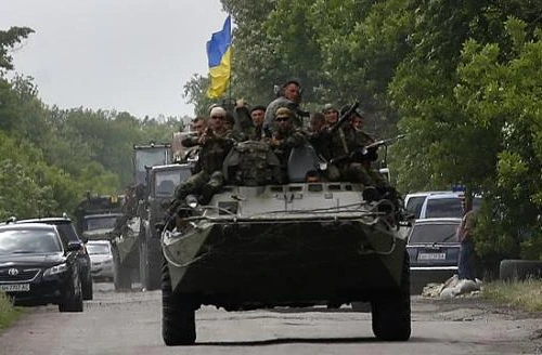 Nhóm Right Sector bắn 30 lính Ukraine đã hạ vũ khí