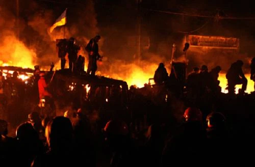 Phần tử cực đoan Ukraine ra sức khiêu khích cảnh sát dùng vũ lực