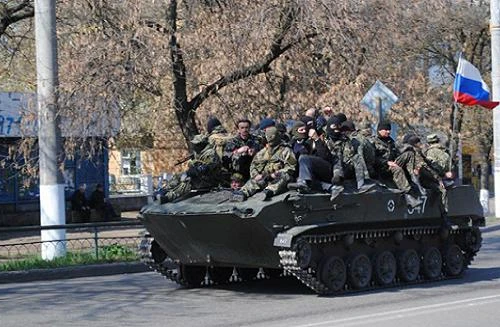 Người biểu tình Kramatorsk bắt 6 xe bọc thép của quân đội Ukraine