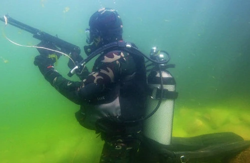 Biệt kích Nga trang bị súng trường tấn công dưới nước mới