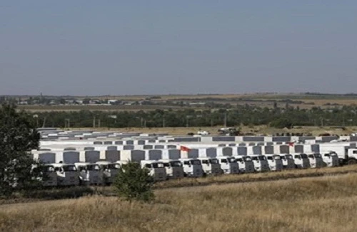 Ukraine vừa nã pháo vào miền đông, vừa nhận hàng cứu trợ Nga