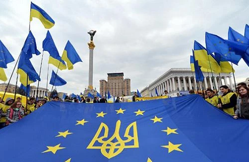 Ukraine vừa ngả về EU đã nhận cảnh báo bi quan