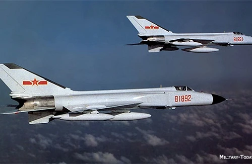 Phi công J-8 không nhảy dù, máy bay đâm vào rừng tử nạn