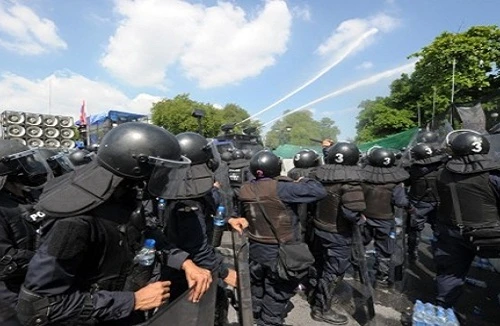 Cảnh sát rút lui để người biểu tình tràn vào tòa nhà Chính phủ