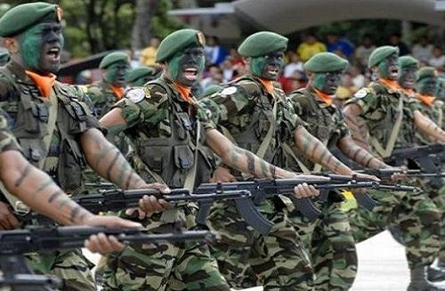 Venezuela vừa kêu gọi Mỹ đối thoại, vừa điều lính dù trấn áp biểu tình