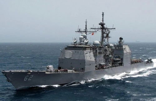 Mỹ: UAV mất điều khiển, lao vào tàu tuần dương